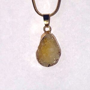 Quartz pendant necklace ❤️ Tan
